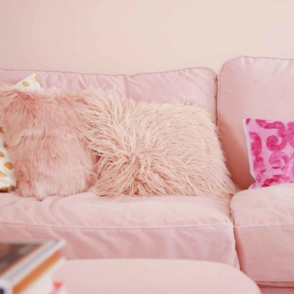 interior styling mit rosa sofa