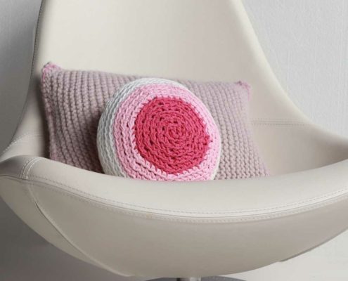 kleines gehäkeltes kissen rund 30 cm bunt